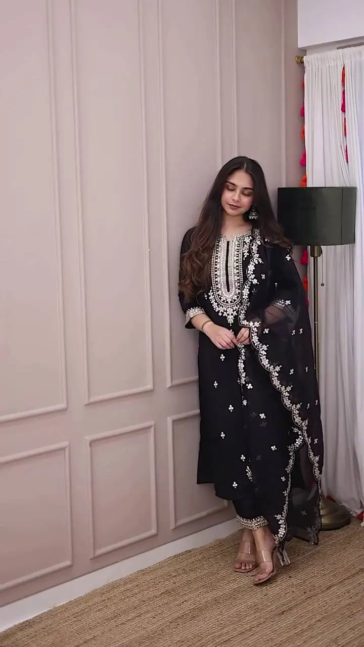 Prathna-HK- Heavy Faux Georgette Top Pent set - Image 4
